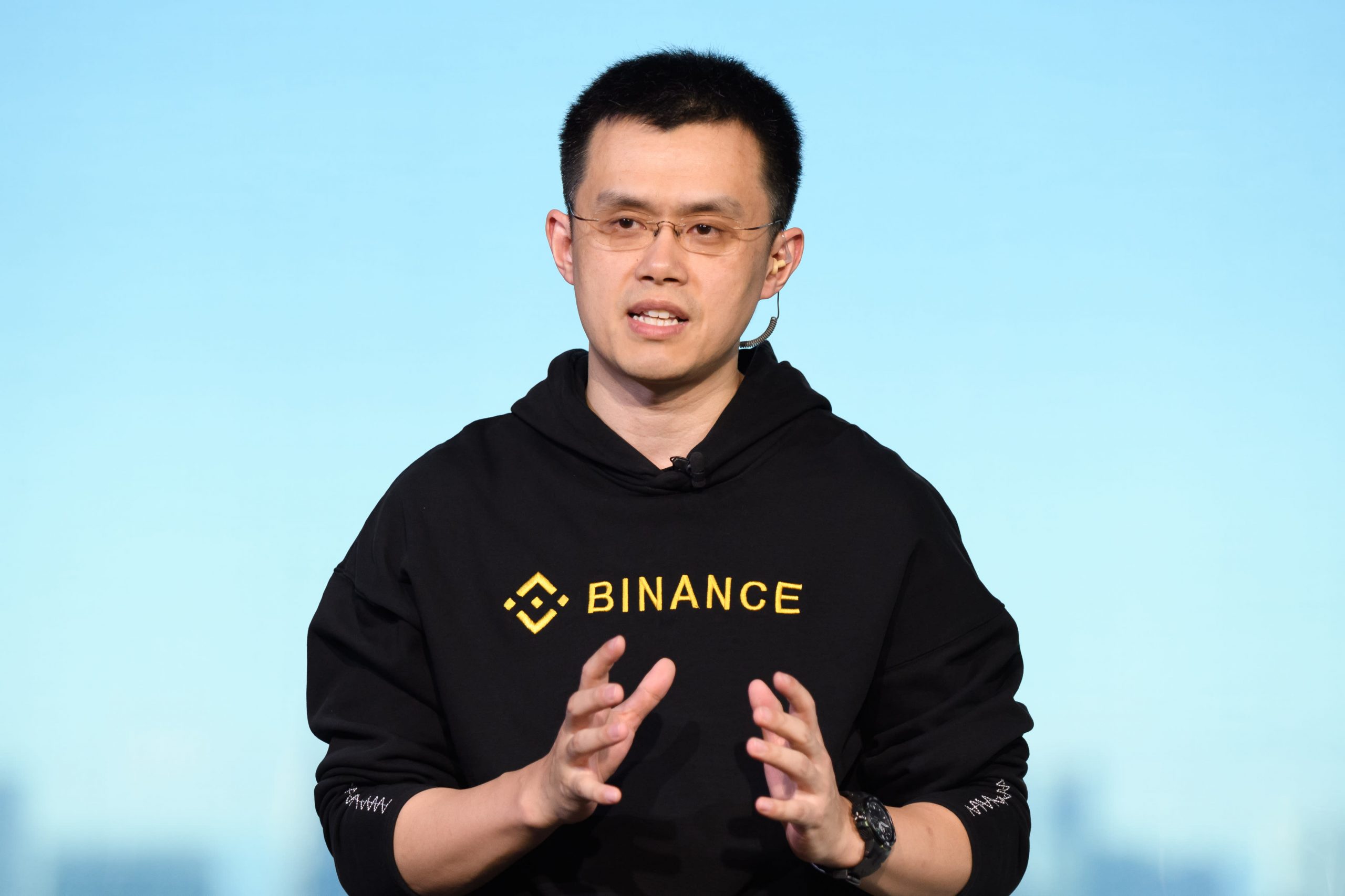 Binance mua lai ngan hang