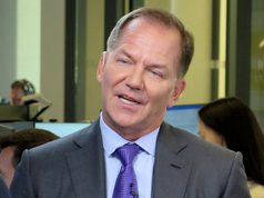 Tỷ phú Paul Tudor Jones nói rằng đầu tư vào Bitcoin tương tự như việc có cổ phần trong Apple và Google sớm